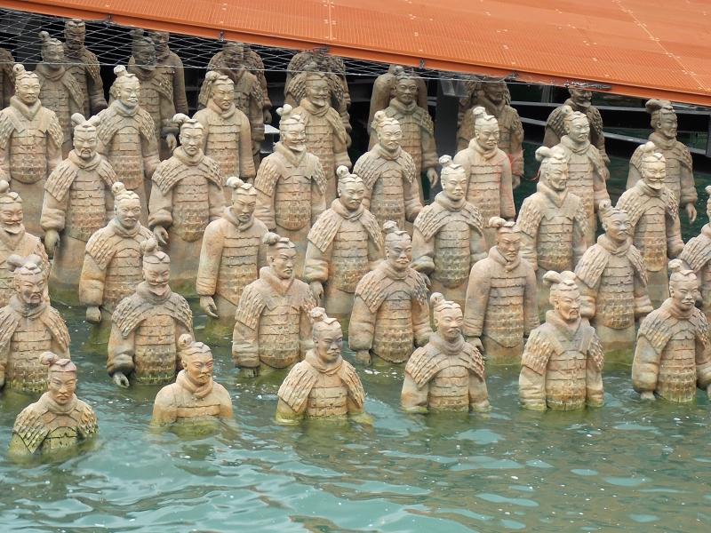 Alert, Chinese in the water! Turandot xianica at Bregenzer Festspiele